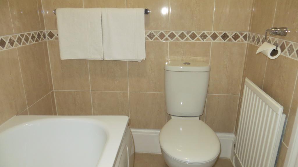 Ambassador Court Hotel High Wycombe Room photo